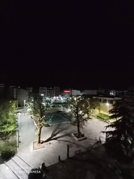 Λάρισα Διαμέρισμα Με Θέα Πλατεία Στο Κέντρο Της Πόλης Apartment Exterior photo