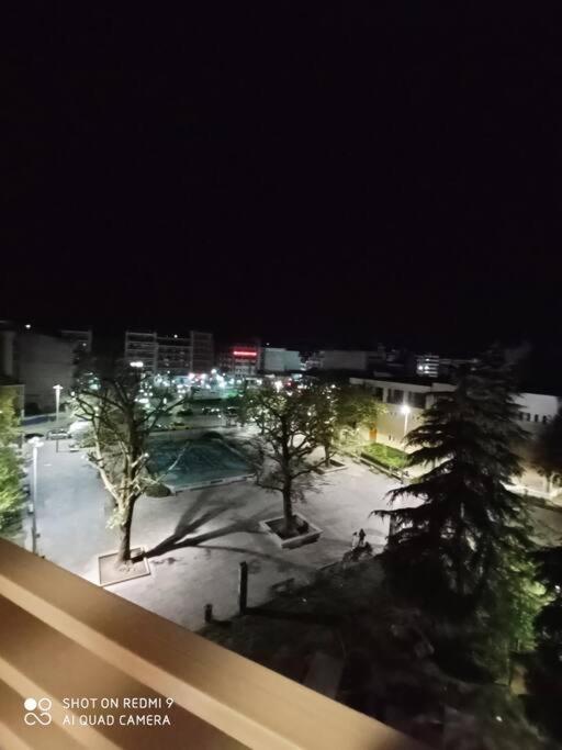 Λάρισα Διαμέρισμα Με Θέα Πλατεία Στο Κέντρο Της Πόλης Apartment Exterior photo